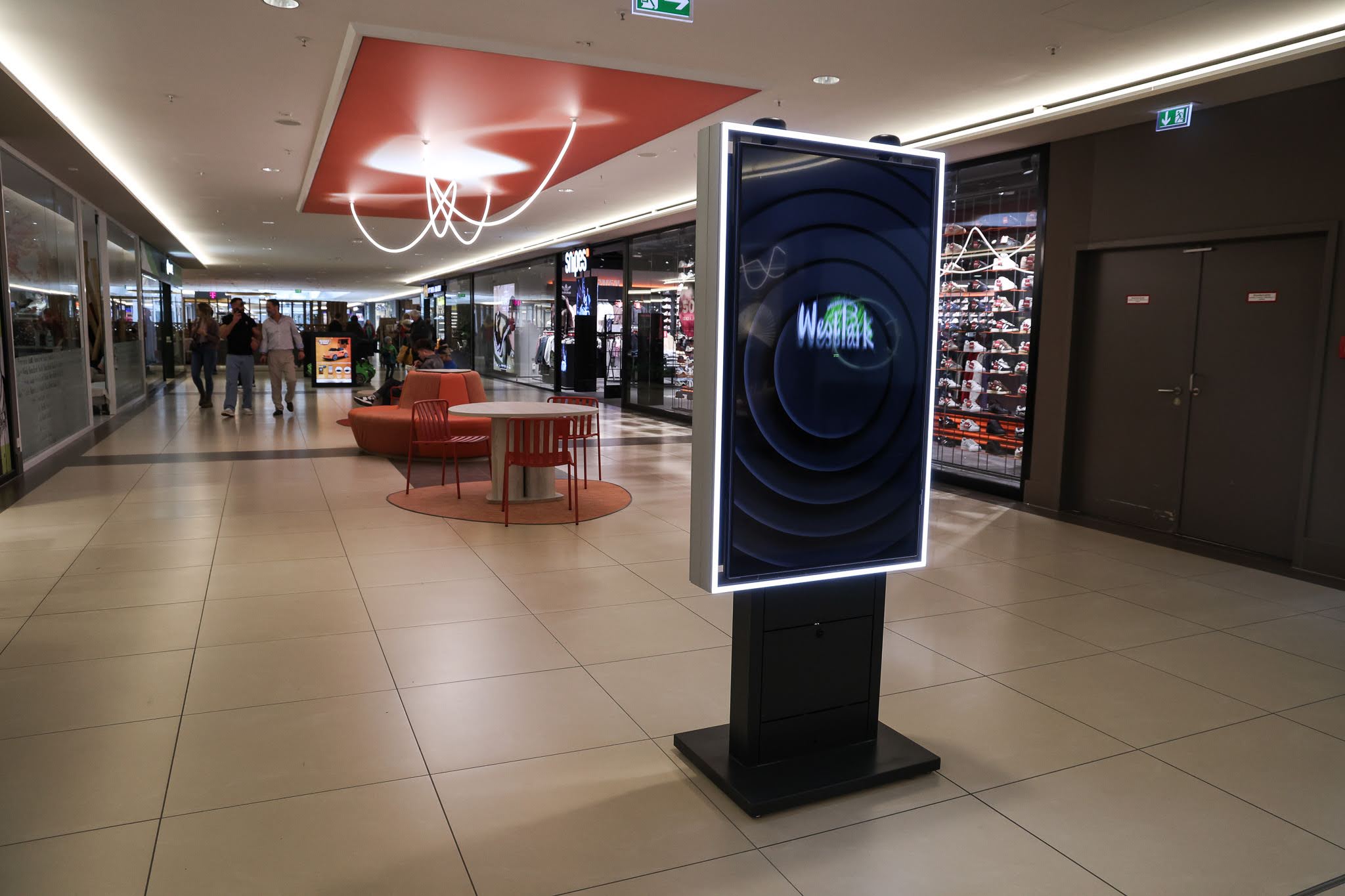 eddy mobile doppelseitiges Digital Signage mit zwei Displays